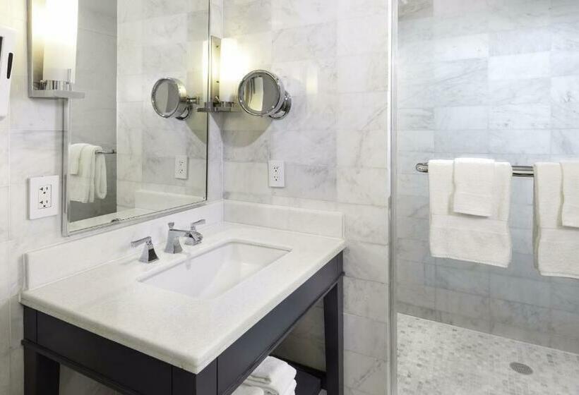 带大床的标准间, Fontainebleau Miami Beach