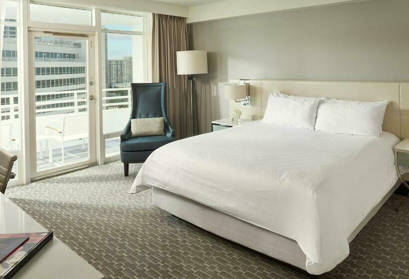 Quarto Deluxe com Sacada, Fontainebleau Miami Beach