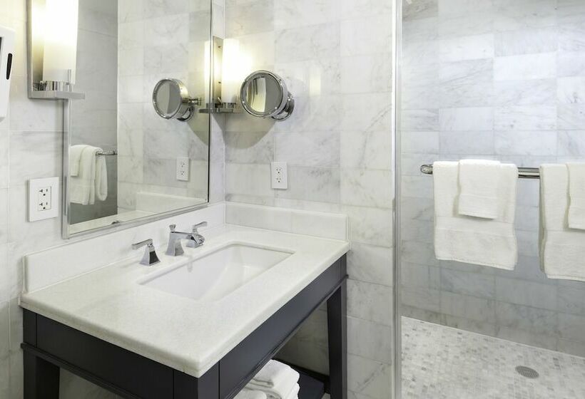 带皇后床的青年套间, Fontainebleau Miami Beach