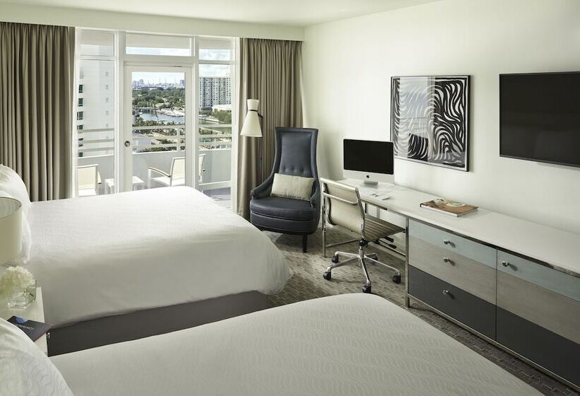 Quarto Deluxe com Sacada, Fontainebleau Miami Beach