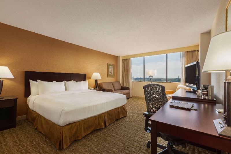 Standardzimmer Kingsize Bett, Hilton Fort Wayne At The Grand Wayne Convention Center