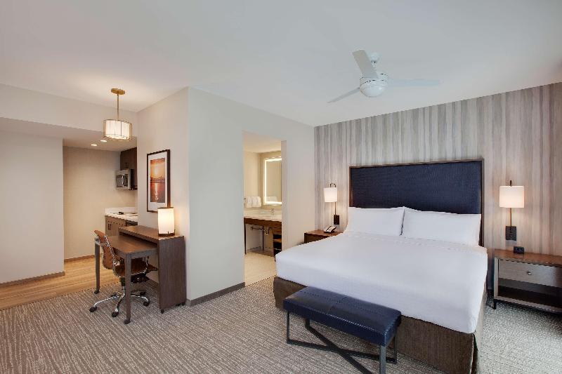 غرفة قياسية مطلّة علي البحر, The Claridge