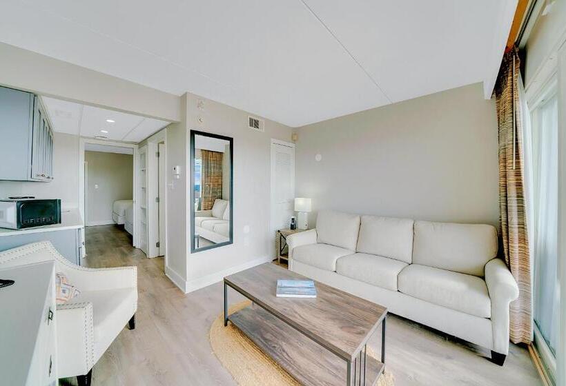 سوییت با چشم‌انداز دریا, Montreal Beach Resort