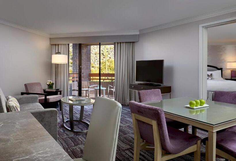 מיטת קינג בסוויטה, Loews Ventana Canyon Resort
