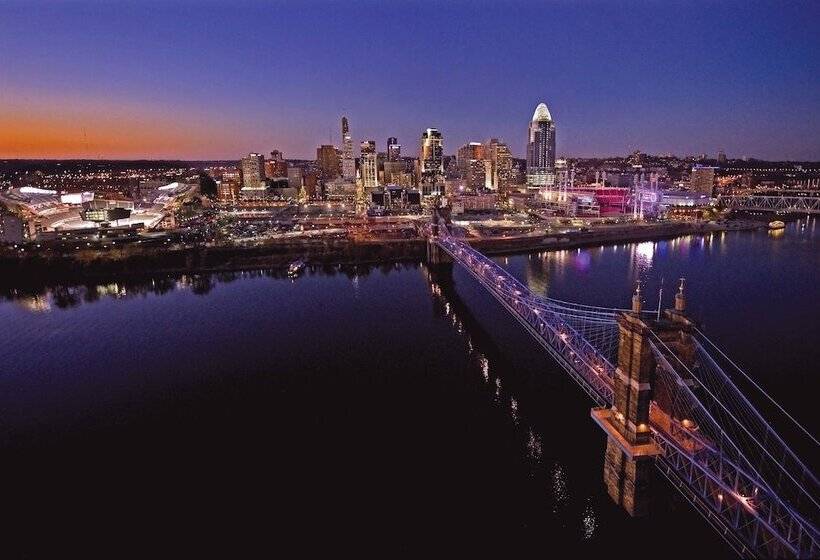 Номер Deluxe Кровать Кинг, Hilton Cincinnati Netherland Plaza