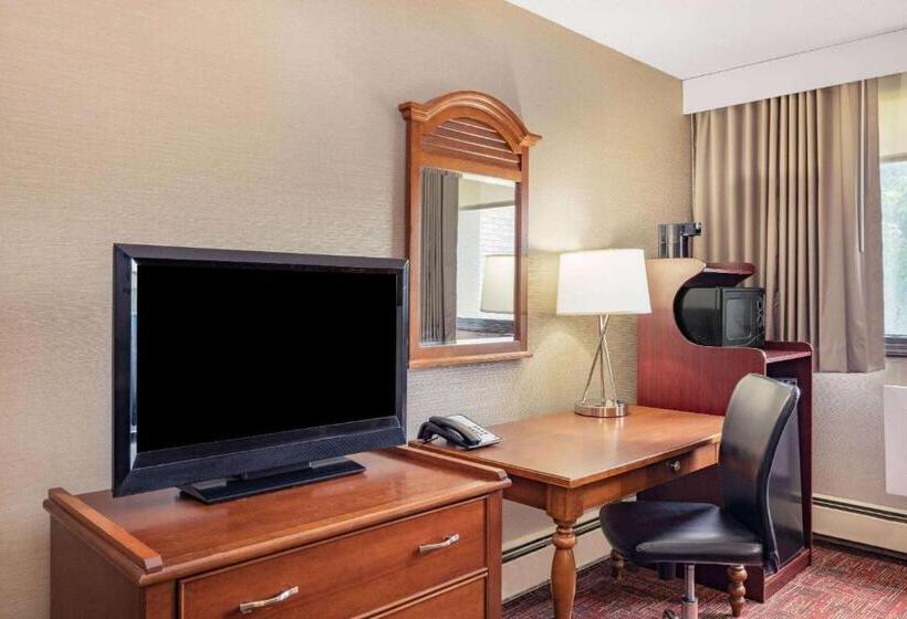 适合残疾人使用的标准间, Ramada By Wyndham Grand Forks
