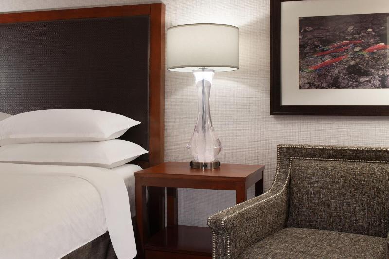 Номер Стандарт Кровать Кинг Адаптированный для Инвалидов, Sheraton Anchorage