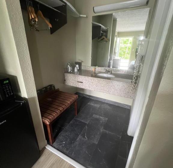 带2个双人床的标准工作室, Travel Inn Kingsport
