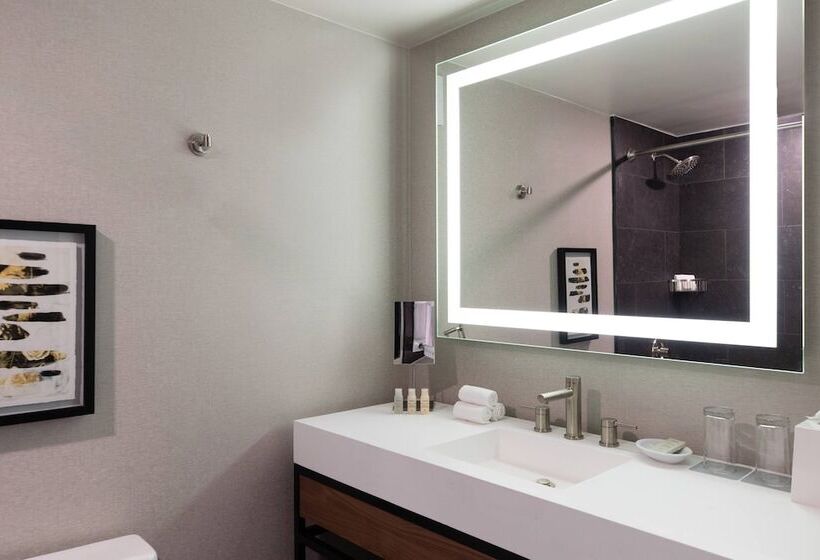 Номер Клуб, Renaissance Chicago North Shore