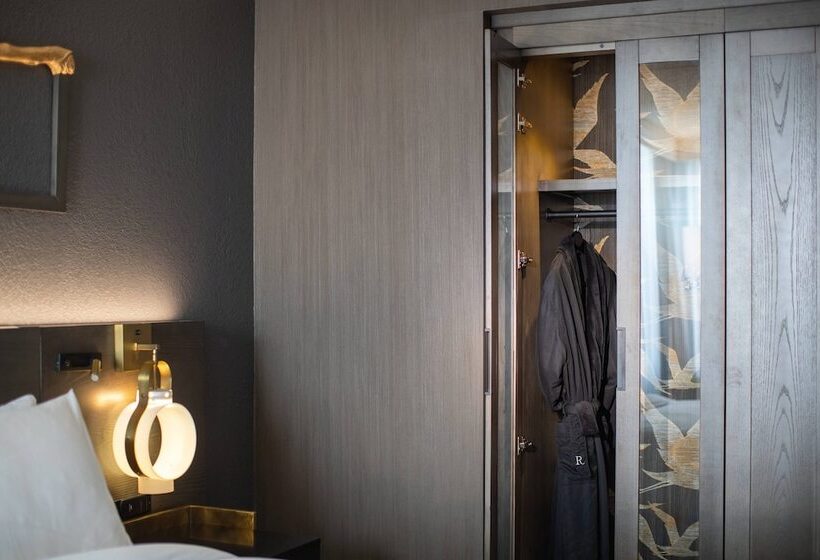 Номер Клуб, Renaissance Chicago North Shore