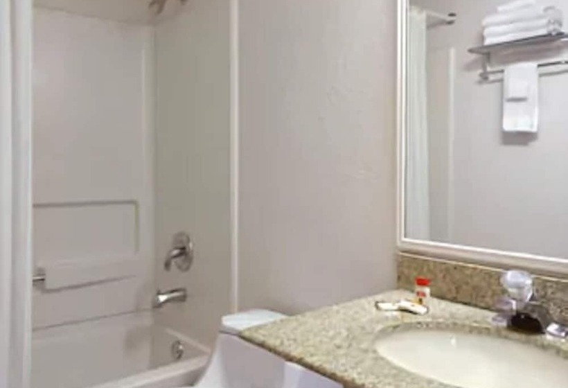 اتاق استاندارد برای معلولان, Super 8 By Wyndham Topeka/wanamaker Rd/i70