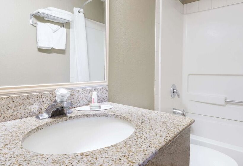 اتاق استاندارد برای معلولان, Super 8 By Wyndham Topeka/wanamaker Rd/i70