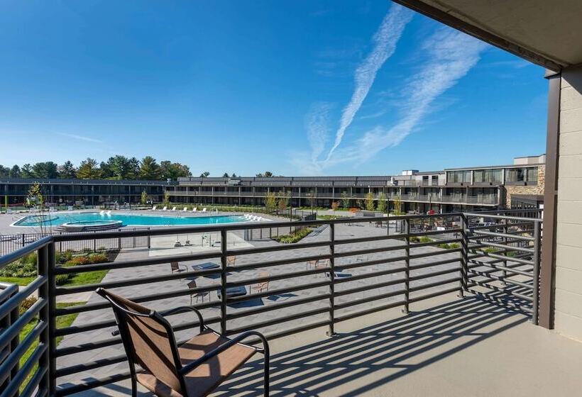 اتاق لوکس با چشم‌انداز استخر, Wyndham Lancaster Resort And Convention Center