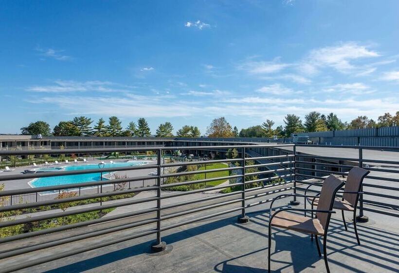 اتاق لوکس با چشم‌انداز استخر, Wyndham Lancaster Resort And Convention Center