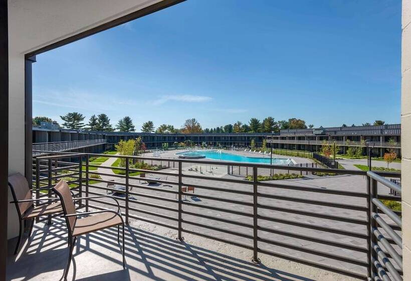 اتاق لوکس با چشم‌انداز استخر, Wyndham Lancaster Resort And Convention Center