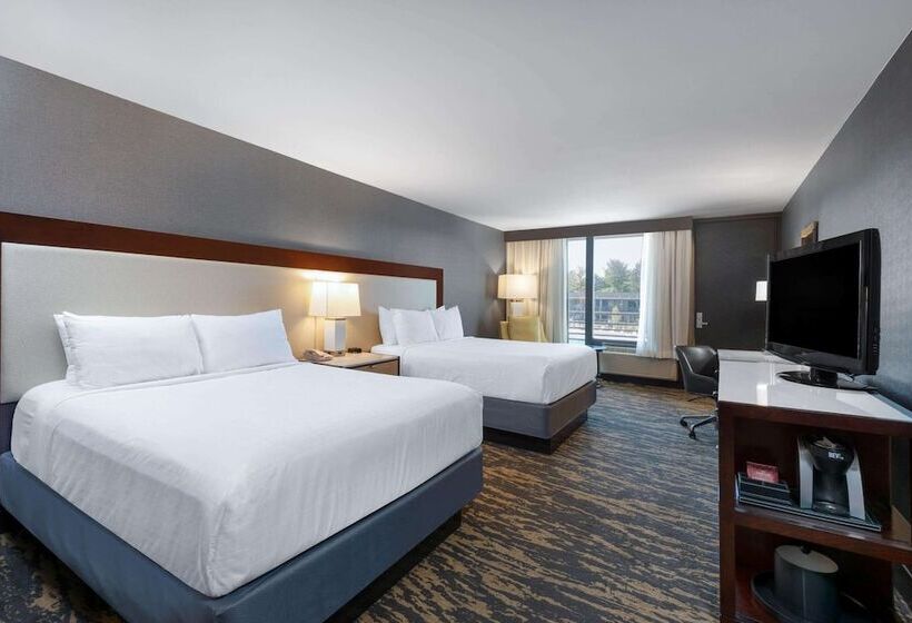 اتاق لوکس با چشم‌انداز استخر, Wyndham Lancaster Resort And Convention Center