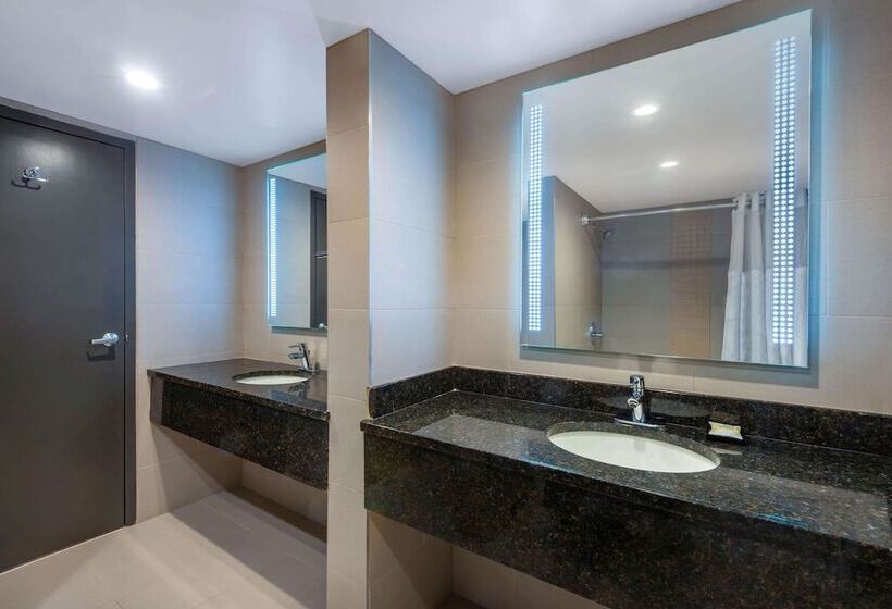 سوییت لوکس, Wyndham Lancaster Resort And Convention Center