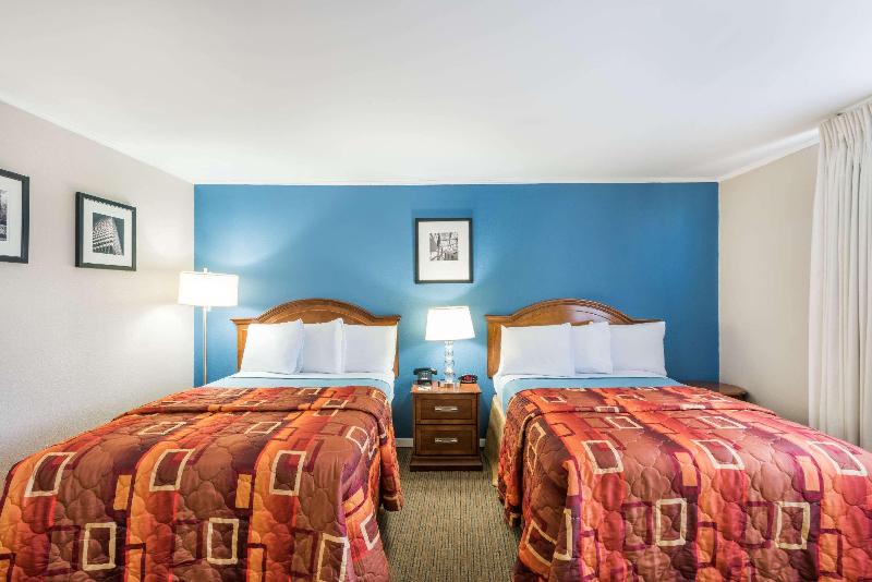 اتاق سوپریور با چشم‌انداز استخر, Wyndham Lancaster Resort And Convention Center
