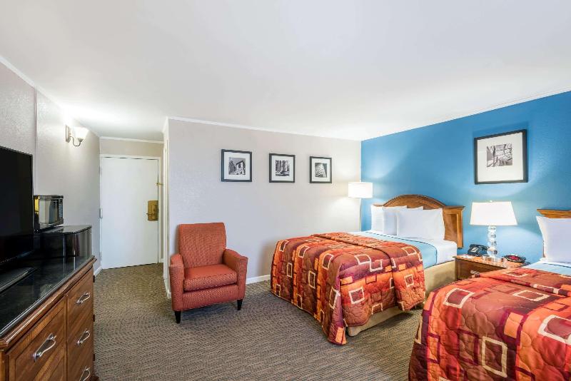 اتاق سوپریور با چشم‌انداز استخر, Wyndham Lancaster Resort And Convention Center