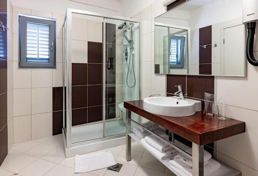 Номер Deluxe с Балконом, Boutique Hotel Kaštel