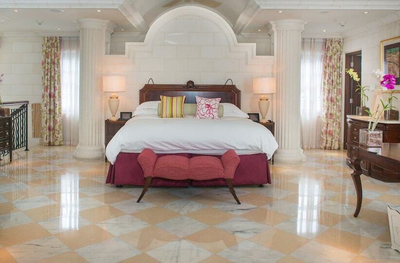 سوییت لوکس, Sandy Lane