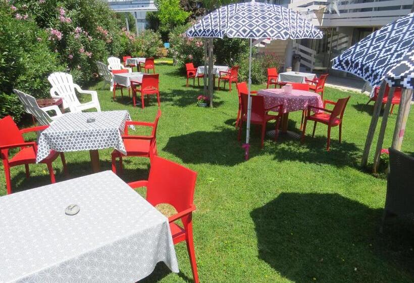 Номер Стандарт Трехместный, Hôtel Kyriad Cap Sud