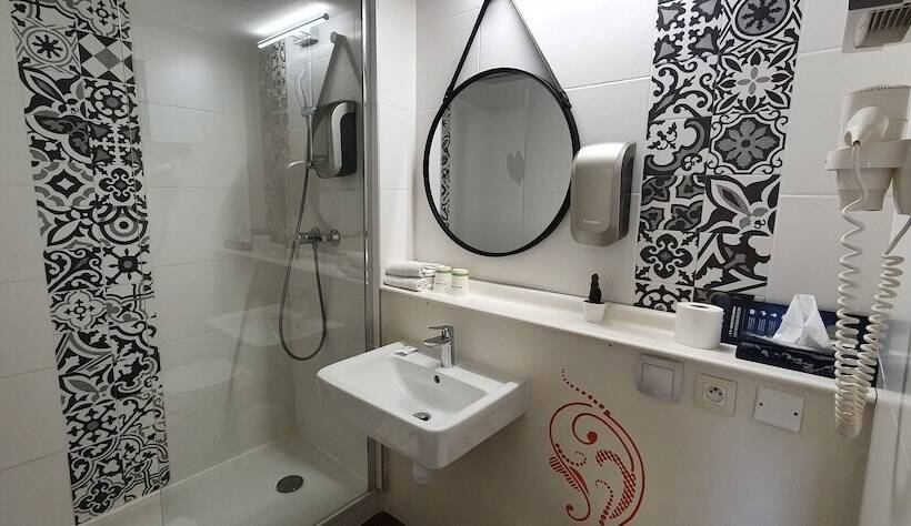 Номер Стандарт, Hôtel Kyriad Cap Sud