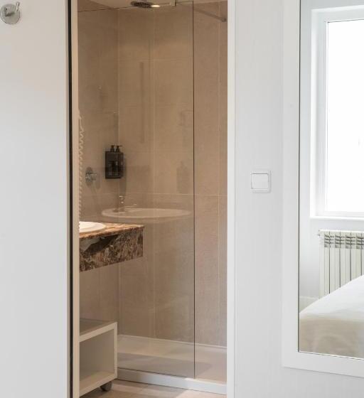 اتاق استاندارد, Latroupe Grand Place Hostel