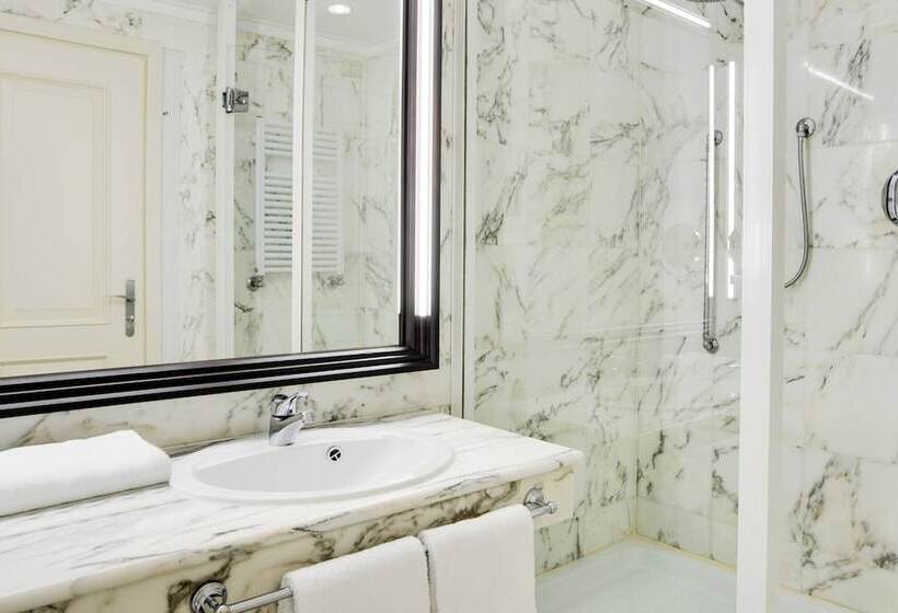 اتاق لوکس با چشم‌انداز استخر, Sheraton Lake Como