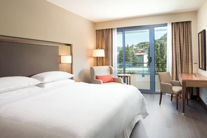 اتاق لوکس با چشم‌انداز استخر, Sheraton Lake Como