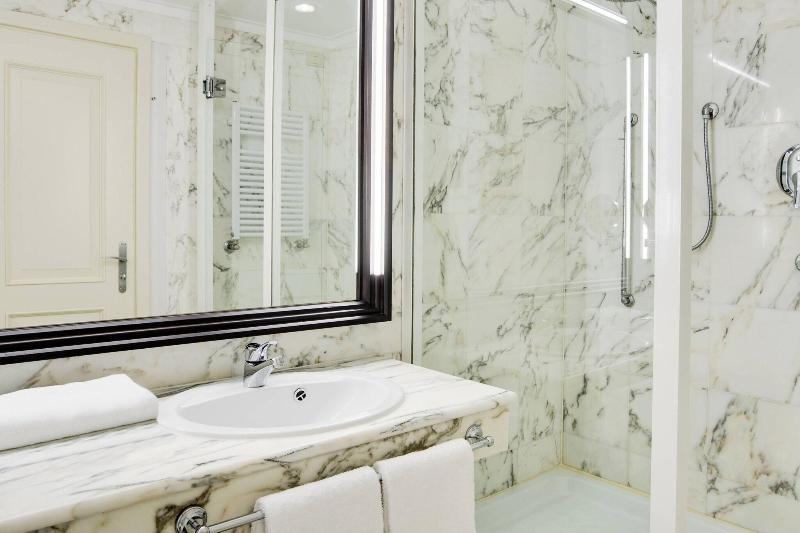 اتاق لوکس با چشم‌انداز استخر, Sheraton Lake Como