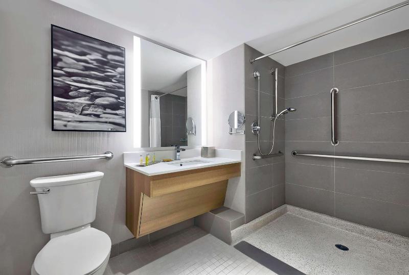 اتاق استاندارد با تخت بزرگ برای معلولان, Doubletree By Hilton Davenport