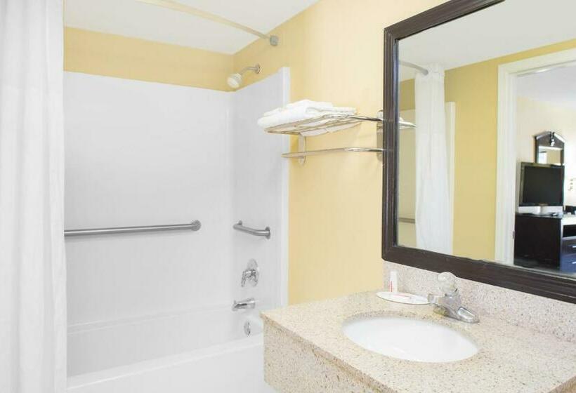 Номер Стандарт Адаптированный для Инвалидов, Days Inn By Wyndham Andalusia