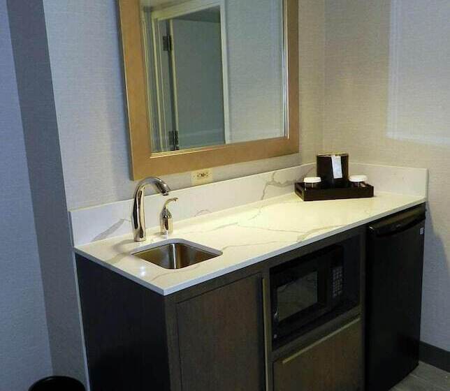 带阳台套房, Embassy Suites By Hilton Alexandria Old Town