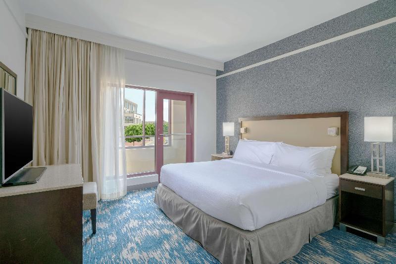 带大床的套房, Embassy Suites By Hilton Alexandria Old Town