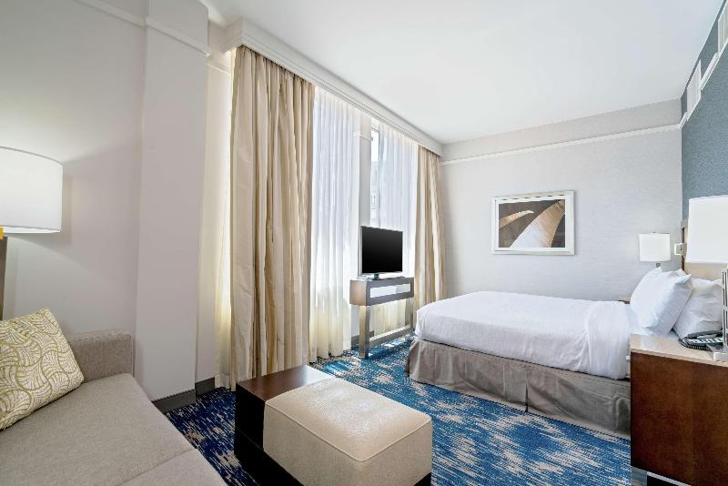 带大床的标准工作室, Embassy Suites By Hilton Alexandria Old Town