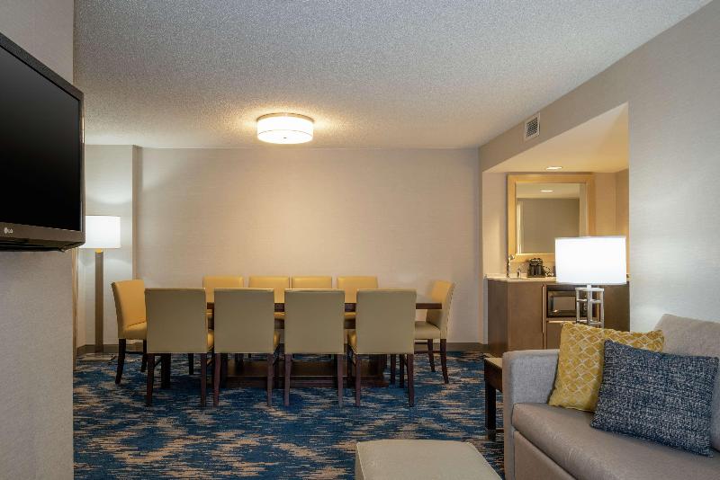 带双人大床的行政管理套房, Embassy Suites By Hilton Alexandria Old Town