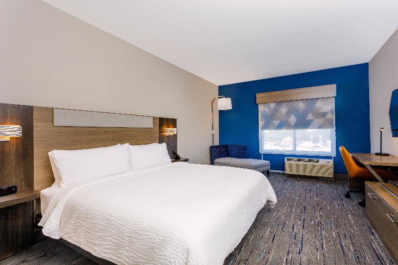 带大床的标准间, Holiday Inn Express & Suites Tampa Stadium   Airport Area, An Ihg
