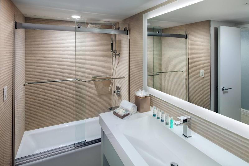 اتاق اساندارد با چشم‌انداز جانبی به دریا, The Westin Grand Cayman Seven Mile Beach Resort & Spa