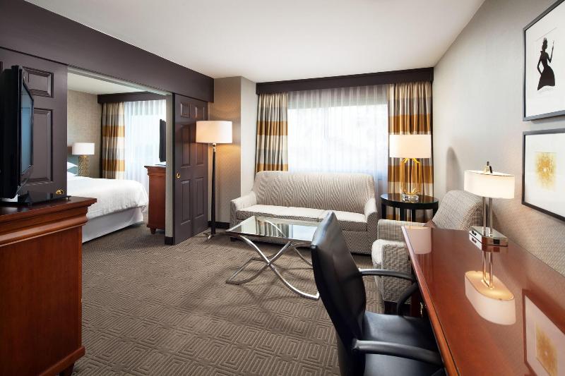 带大床的俱乐部房间, Sheraton Fairplex Suites & Conference Center