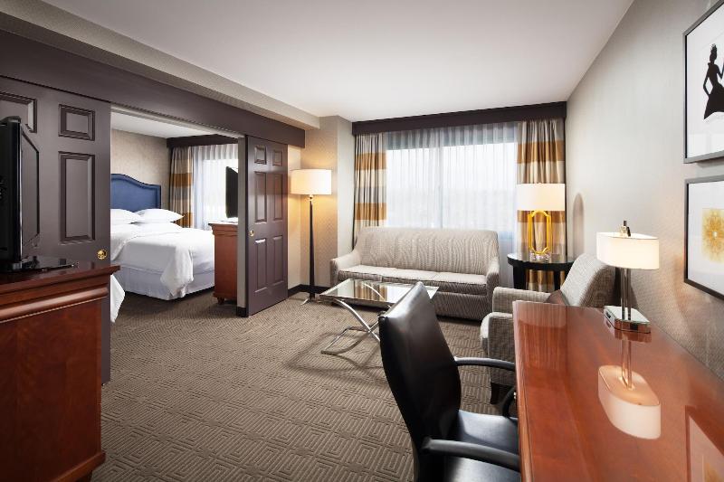 Номер Стандарт, Sheraton Fairplex Suites & Conference Center