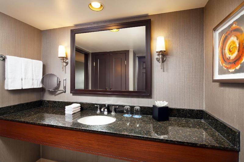 带大床的标准间, Sheraton Fairplex Suites & Conference Center