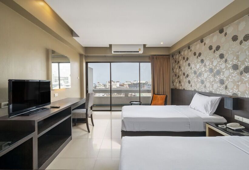 Номер Superior Вид на Бассейн, Welcome Plaza Hotel Pattaya