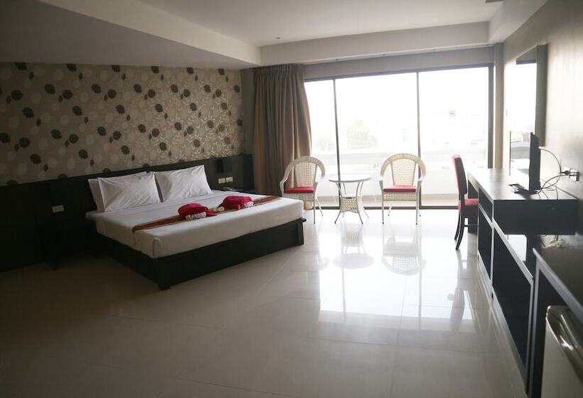 Номер Deluxe Вид на Бассейн, Welcome Plaza Hotel Pattaya