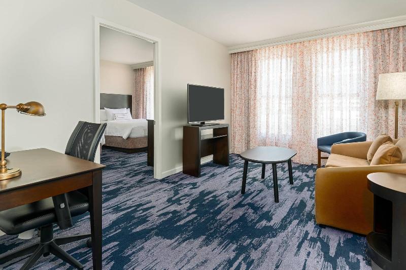 מיטת קינג בסוויטה, The Connally Hotel Downtown Atlanta, Ascend Hotel Collection