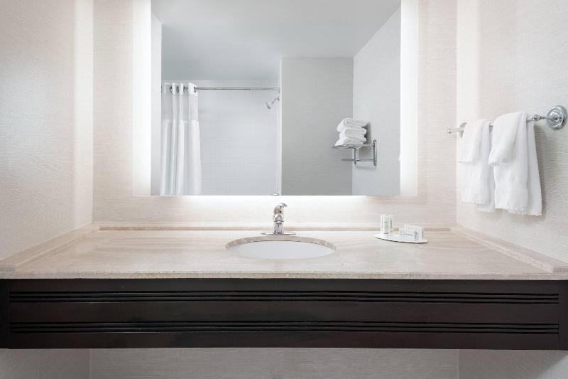 מיטת קינג בסוויטה, The Connally Hotel Downtown Atlanta, Ascend Hotel Collection