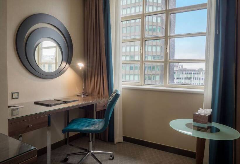家庭间, Hilton Cardiff
