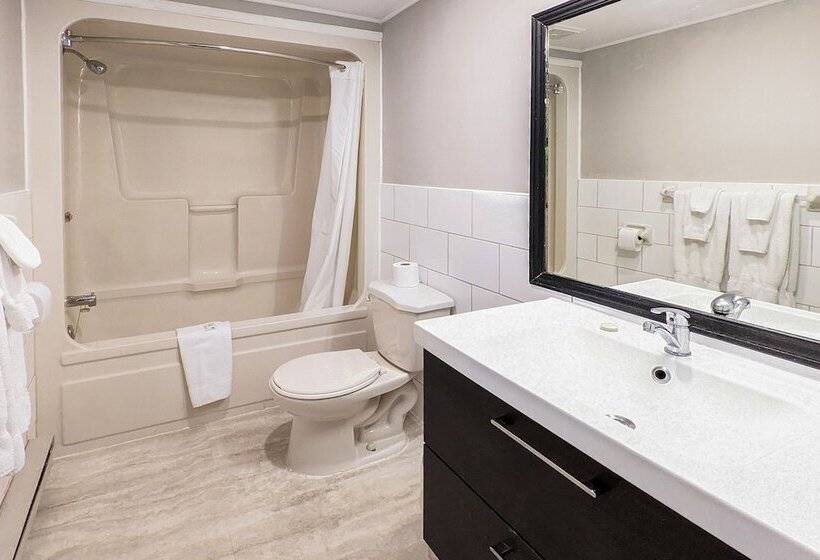 Номер Стандарт, First Canada Hotel Cornwall Hwy 401 On
