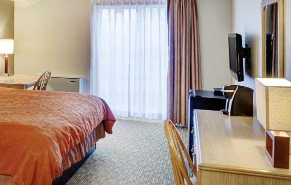 带大床的套房, Thompson's Best Value Inn & Suites