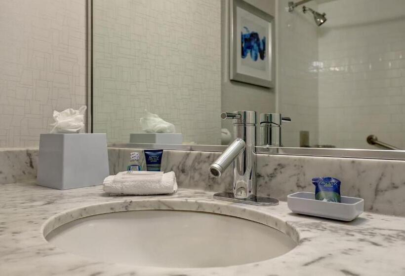 キングサイズベッドのスタンダードルーム, Four Points By Sheraton Toronto Mississauga